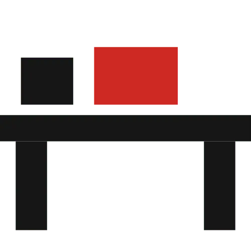 Černý a červený čtverec na černém stole, zelené pozadí.