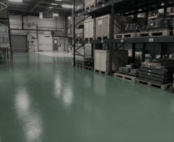Zelená epoxidová podlaha ve skladovacích prostorech